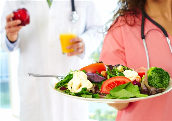 پرستار و پزشک از غذای سالم به عنوان نسخه ای برای سلامتی استفاده می کنند