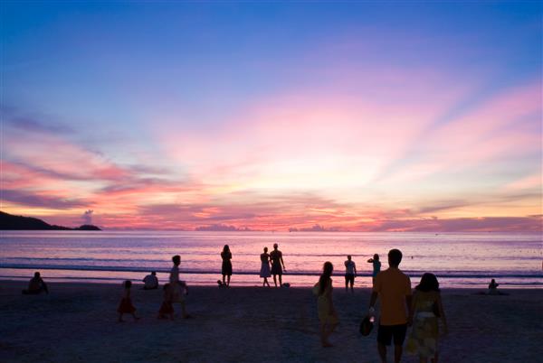 مردم در ساحل غروب آفتاب ساحل پاتونگ پوکت تایلند