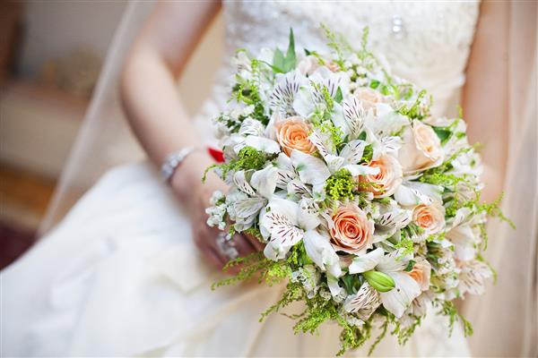 دسته گل عروسی در دست عروس ها
