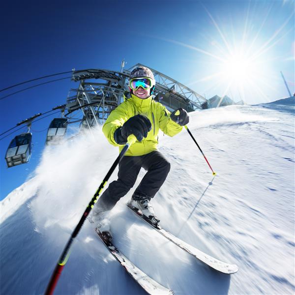 اسکی روی پیست در کوههای بلند