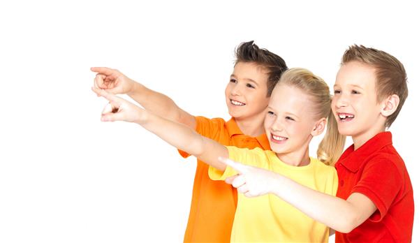 پرتره کودکان خوشحال با انگشت روی چیزی دور - که روی سفید جدا شده است - اشاره می کنند