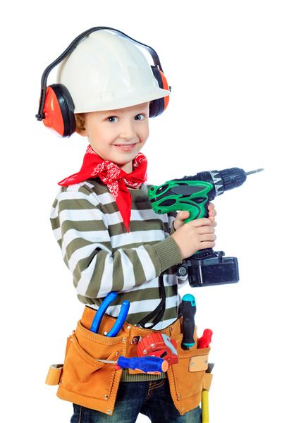 پسر کوچک با کلاه ایمنی با ابزار در سازنده بازی می کند جدا شده بر روی سفید