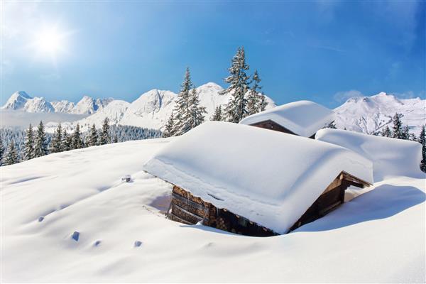 چشم انداز زمستانی کلبه پوشیده از برف