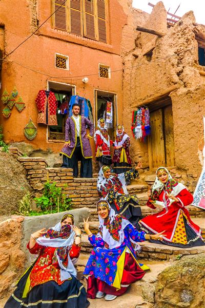 دهکده میراثی که ایرانیان جوان را با لباسهای سنتی ایرانی اجرا می کند