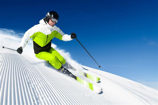 اسکی در کوهستان پیست آماده و روز آفتابی