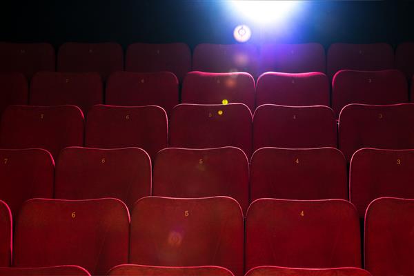 صندلی های قرمز راحت و راحت همراه با شماره در سینما