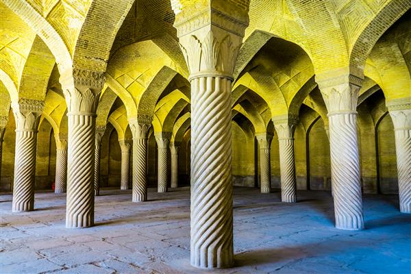 شیراز ایران نمازخانه مسجد وکیل با ستون های سنگی حک شده و سقف آجر