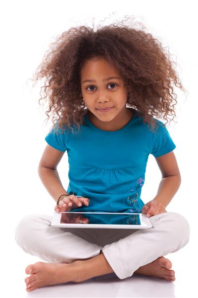 دختر کوچک آسیایی آفریقایی با استفاده از رایانه لوحی جدا شده روی پس زمینه سفید