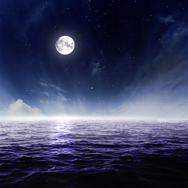 ماه کامل در آسمان شب بر فراز آب مهتابی