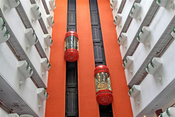 آسانسور مدرن و دیوارهای قرمز در هتل معامله گران شهرستان ژونهوا استان هبی چین