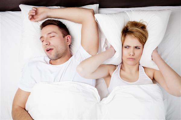 خروپف زن و مرد جوان زن و شوهر در رختخواب می خوابند