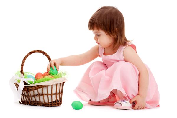 دختر کوچک با خرگوش عید پاک بیش از سفید بازی می کند