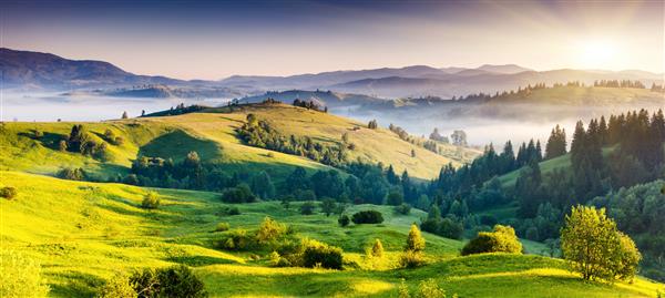 غروب خورشید با شکوه در چشم انداز کوهستان آسمان دراماتیک کارپات اوکراین اروپا دنیای زیبایی