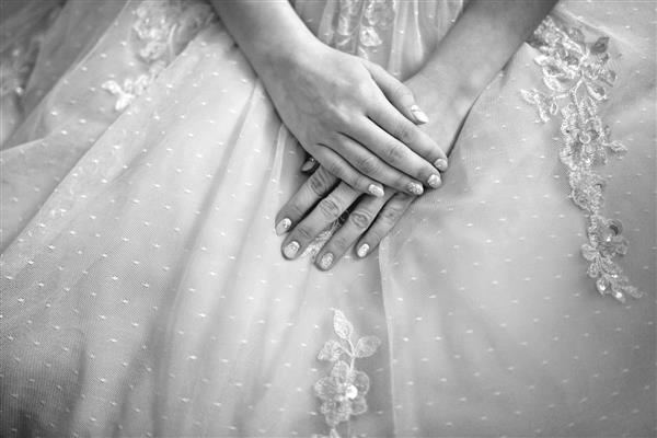 در روز عروسی دستان عروس زیبا را ببندید