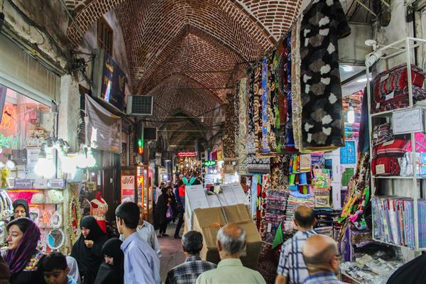 بزرگترین بازار جهان در تبریز پر از افرادی که در فروشگاه های مسلمان خرید می کنند بازار عربی