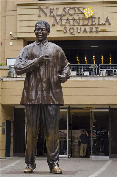 مجسمه برنز نلسون ماندلا در ژوهانسبورگ ایستاده است