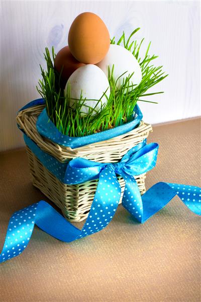 تخم مرغ عید پاک بر روی چمن زمینه با تخم های عید پاک و چمن سبز