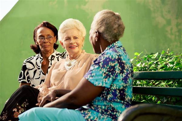 زنان مسن بازنشسته فعال و اوقات فراغت گروهی از زنان خوشحال