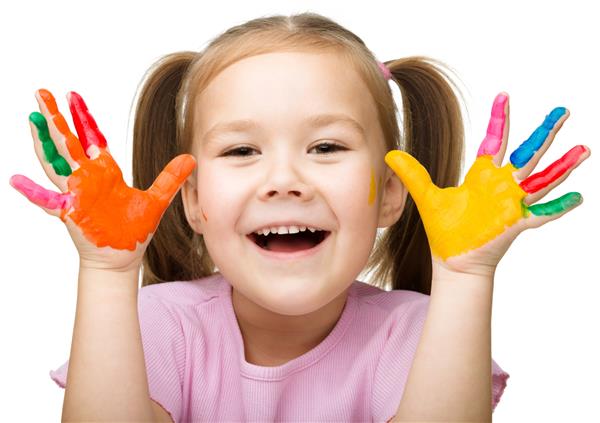 پرتره یک دختر بانمک و بانشاط که دستانش را با رنگهای روشن جدا شده روی سفید نشان می دهد
