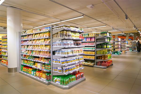 زوریخ سوئیس اکتبر عکسبرداری داخلی سوپرمارکت میگروس در فرودگاه بین المللی زوریخ بزرگترین شرکت خرده فروشی سوئیس است