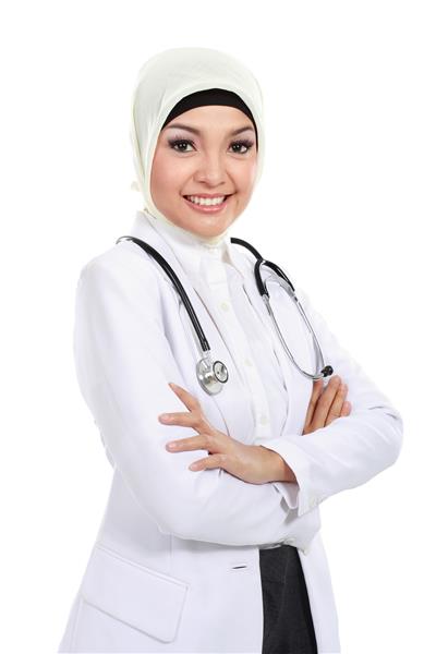 پرتره پزشک مسلمان زن آسیایی مسلمان که در پس زمینه سفید جدا شده است