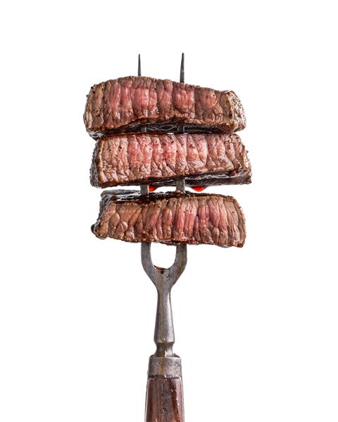 برش های استیک گوشت گاو روی چنگال جذاب که روی سفید جدا شده است