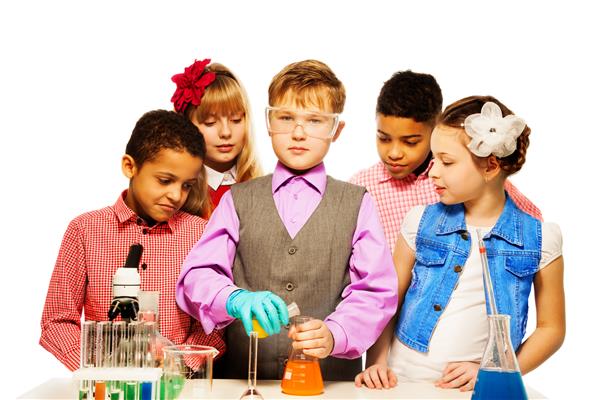 گروهی از پنج پسر و دختر بچه با میکروسکوپ و لوله های آزمایش و فلاسک در کلاس شیمی جدا شده روی سفید