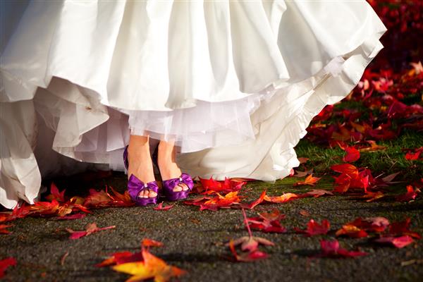 عروس پاییزی کفش های بنفش خود را نشان می دهد