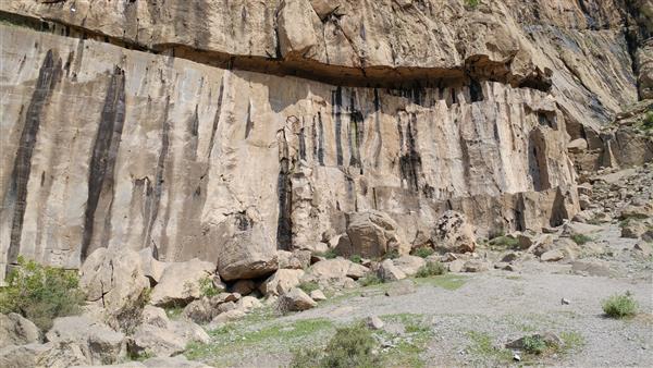 کتیبه بهیستون به معنای مکان خدا یک کتیبه چند زبانه و نقش برجسته سنگی بزرگ در صخره ای در کوه بهیستون است