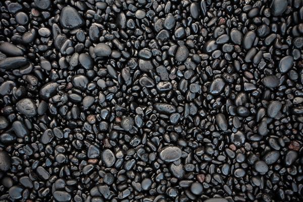 سنگ های سیاه در ساحل شن سیاه به عنوان پس زمینه هاوایی مائوی ایالات متحده آمریکا