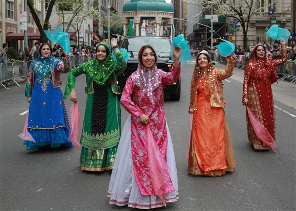نیویورک ایالات متحده آمریکا نیویورک در پانزدهمین سالگرد خود همچنان که جشن آغاز بهار در شهر و نوروز - سال نو ایرانی را برگزار می کند رژه رنگارنگ روز ایرانی را جشن می گیرد