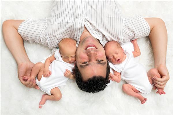 بابا خوشحال در حال عکس گرفتن با پسران دوقلوی تازه متولد شده خود