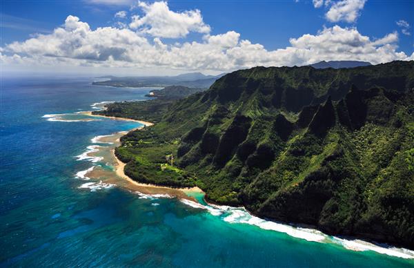 نمای هوایی سیستم ساحلی و صخره ای در جزیره هاوایی