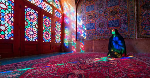 شیراز ایران زن جوان مسلمان در حال نماز در مسجد نصیر الملک