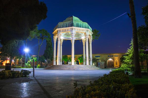 شیراز ایران مردم از مزار حافظ شاعر در شیراز ایران بازدید می کنند حافظ در قرن 14 میلادی می زیسته و مشهورترین شاعر ایران است