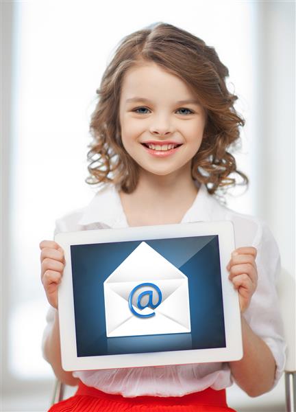 عکس دختر کوچک با رایانه لوحی و نماد پاکت نامه
