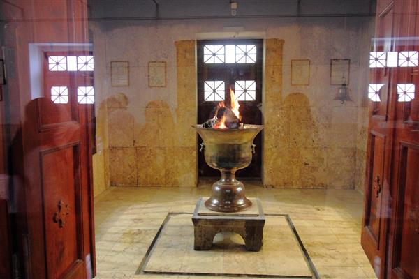 یزد ایران شعله مقدس ابدی در محفظه شیشه ای رنگی در معبد زرتشتیان یزد