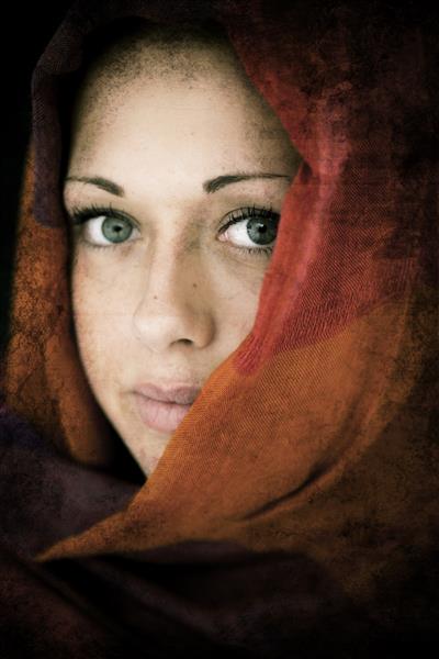زن جوان عرب در پوشیدن روسری اسلامی
