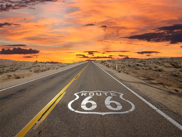 مسیر 66 علامت روسازی طلوع آفتاب در صحرای موهاوی کالیفرنیا