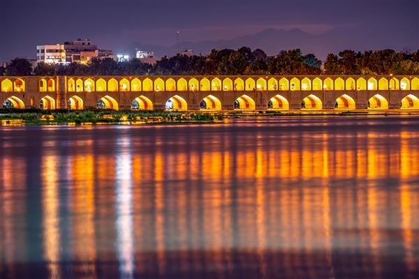 نمای شبانه پل معروف به پل الله وردی خان پل رودخانه زاینده رود در شهر اصفهان