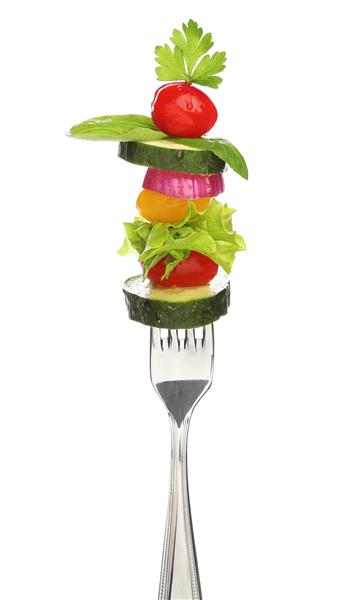سبزیجات مخلوط شده روی چنگال جدا شده مفهوم رژیم