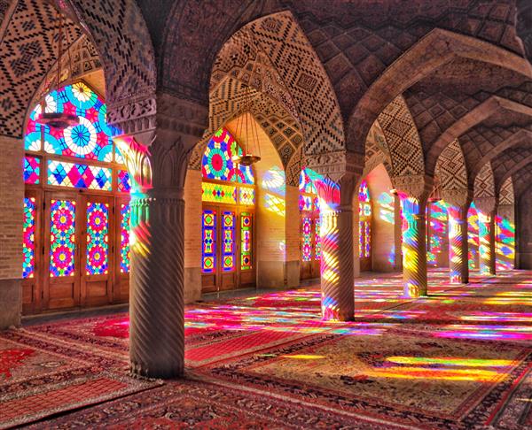 چراغ پنجره شیشه ای مسجد نصیر الملک در شیراز ایران