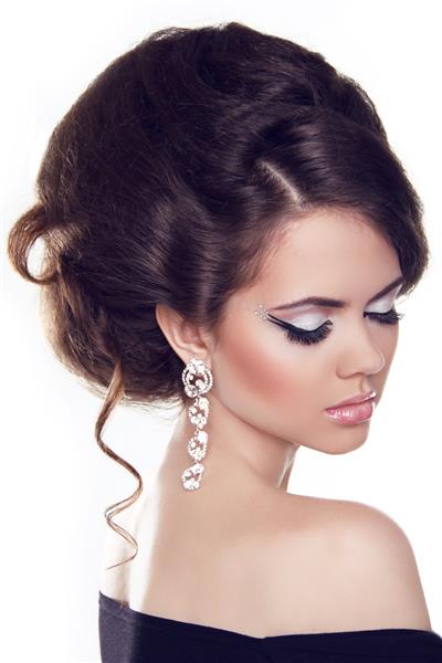 پرتره مد از زن زیبا با موهای فرفری و آرایش شب جواهرات و زیبایی جدا شده روی پس زمینه سفید