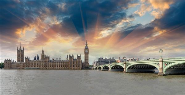 نمای پانوراما از پل وست مینستر و خانه های پارلمان - لندن