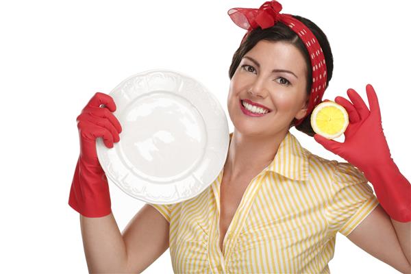 زن جوان زن زیبا خانه دار نشان می دهد ظروف شسته کامل بر روی سفید