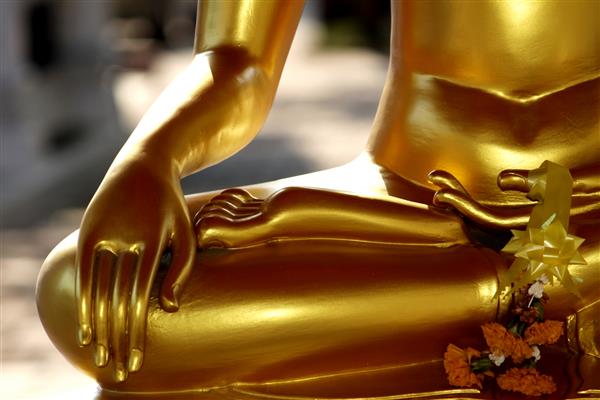 دستان مجسمه بودا