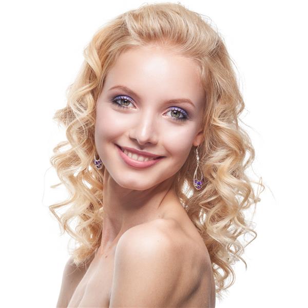 صورت یک زن جوان قفقازی خندان با موهای بور مجعد