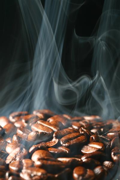 دانه های قهوه در دود عطر