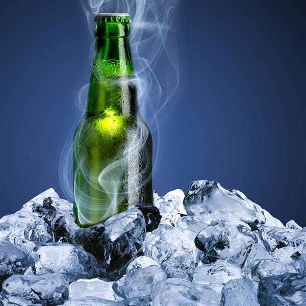 بطری آبجو با یخ و دود سرد