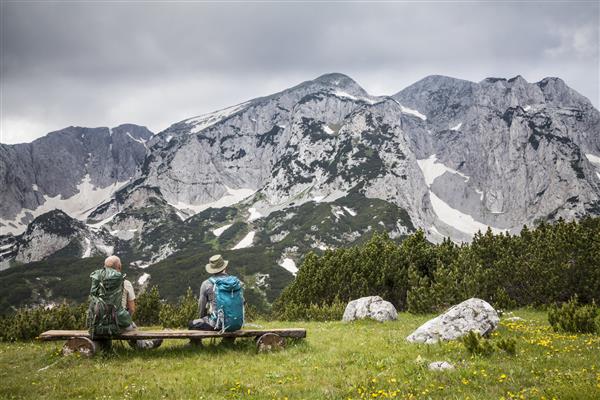 دو کوهنورد که روی یک نیمکت نشسته اند پارک ملی بوسنی و هرزگوین